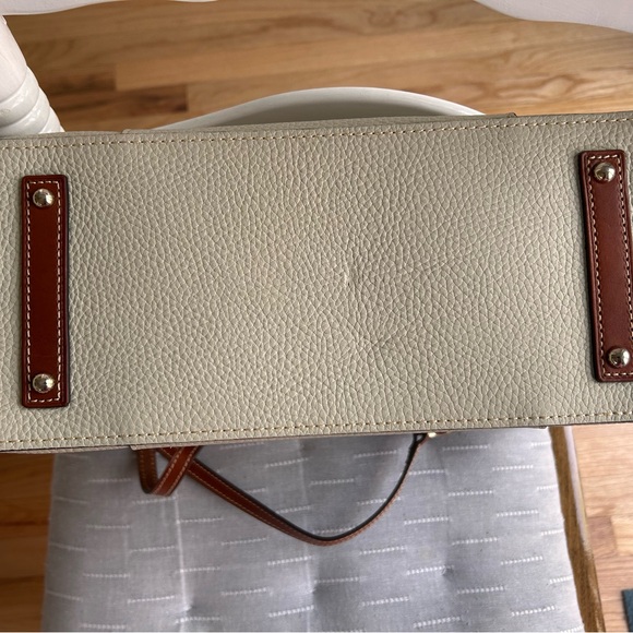 Elegant Cream Tote Bag with Brown Accents - Picture 6 of 7